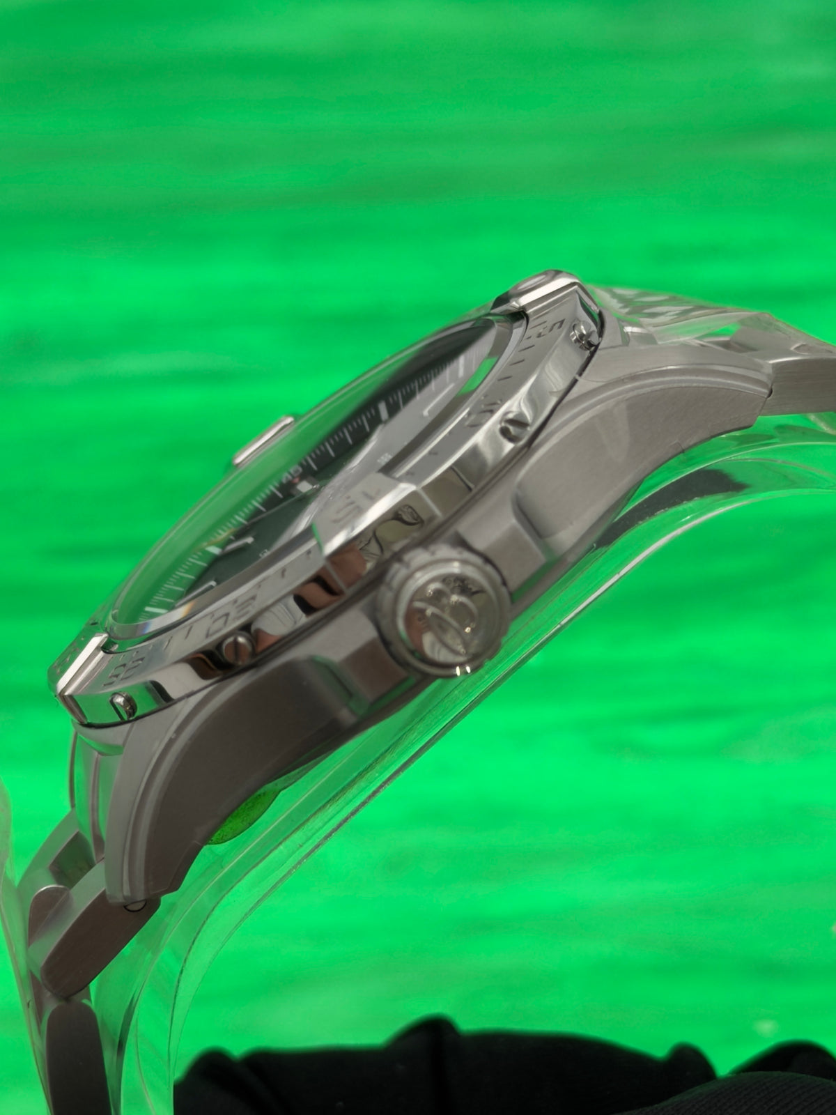UNWORN 2023 Breitling Avenger 42mm Green Dial Stainless Steel Bracelet A17328101L1A1 - Complete Set - WARRANTY