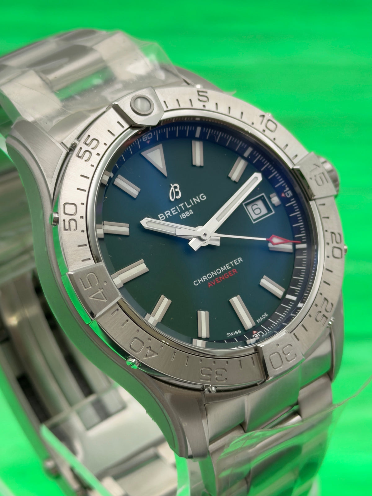 UNWORN 2023 Breitling Avenger 42mm Green Dial Stainless Steel Bracelet A17328101L1A1 - Complete Set - WARRANTY