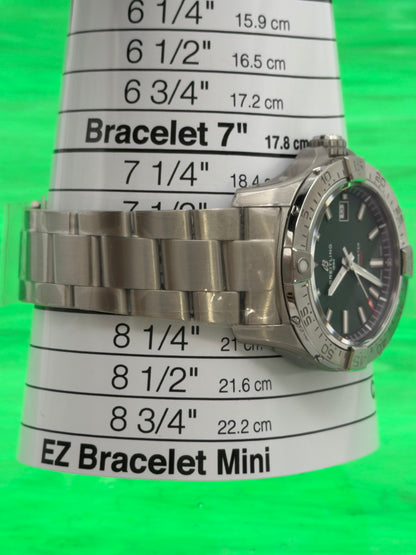 UNWORN 2023 Breitling Avenger 42mm Green Dial Stainless Steel Bracelet A17328101L1A1 - Complete Set - WARRANTY