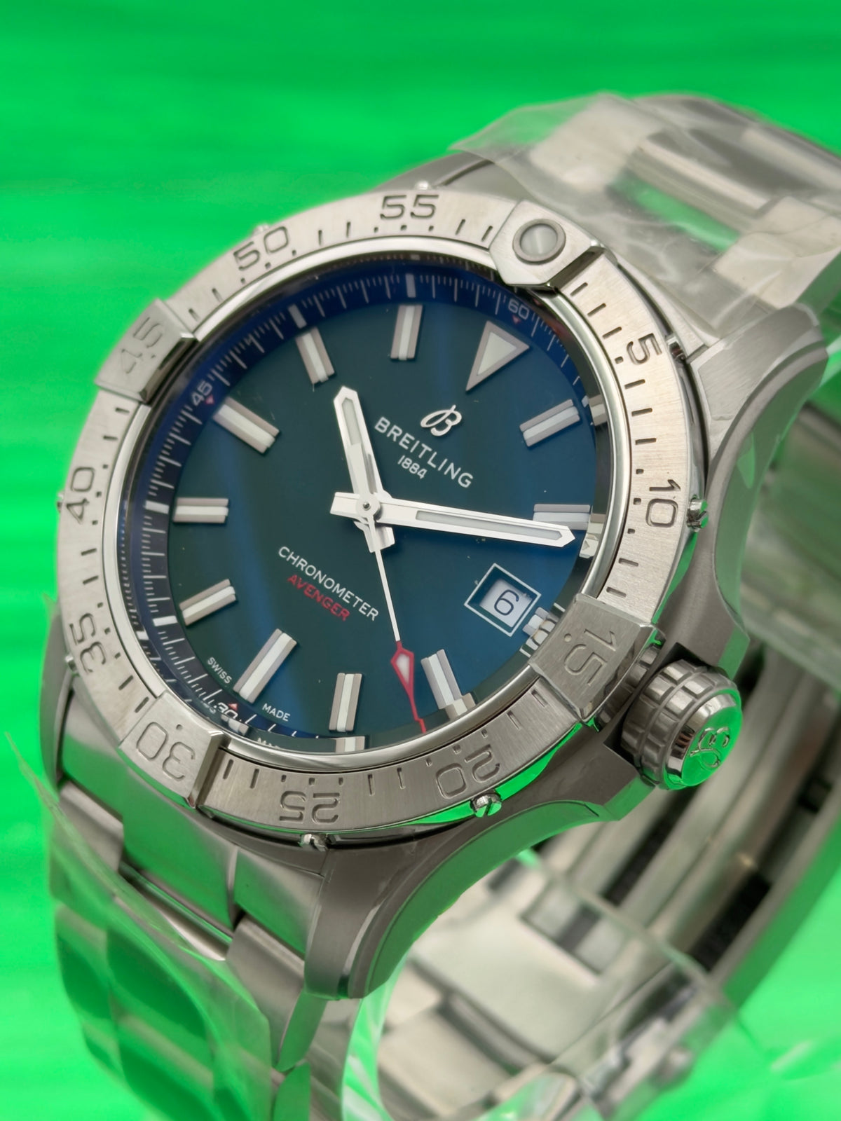 UNWORN 2023 Breitling Avenger 42mm Green Dial Stainless Steel Bracelet A17328101L1A1 - Complete Set - WARRANTY